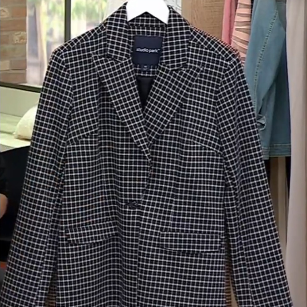 Courtney Khondabi black boyfriend style blazer. Size small new